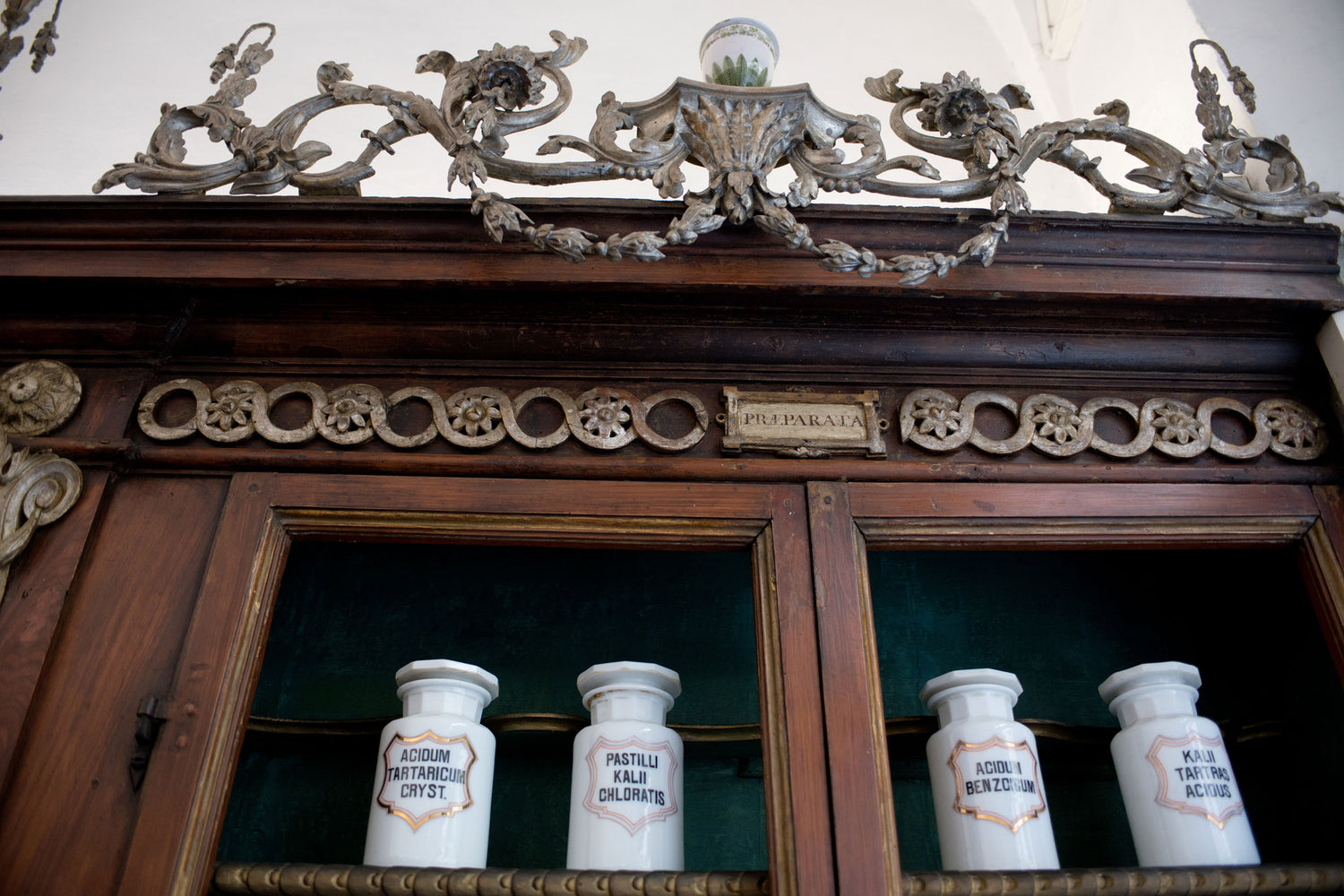 FARMACIASSANNUNZIATA-ARTISAN-BOTTEGA-detail-furniture-pharmacy