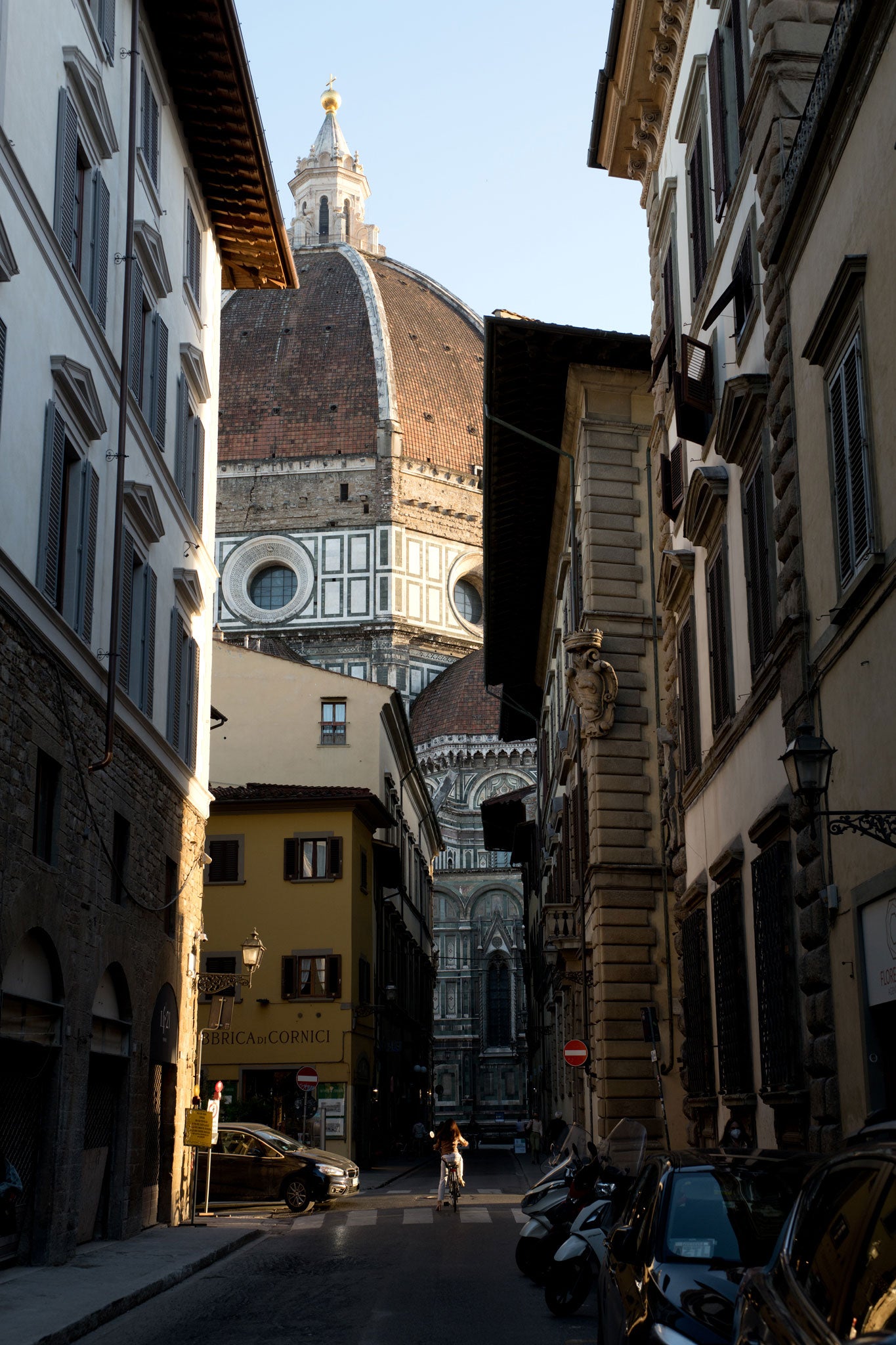 FLORENCE-ARTISAN-STREET-view-Duomo-Cathedral