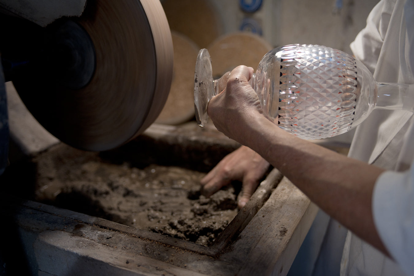 LOCCHI-ARTISAN-CRYSTAL-GLASS-BOTTEGA-vase-grinding