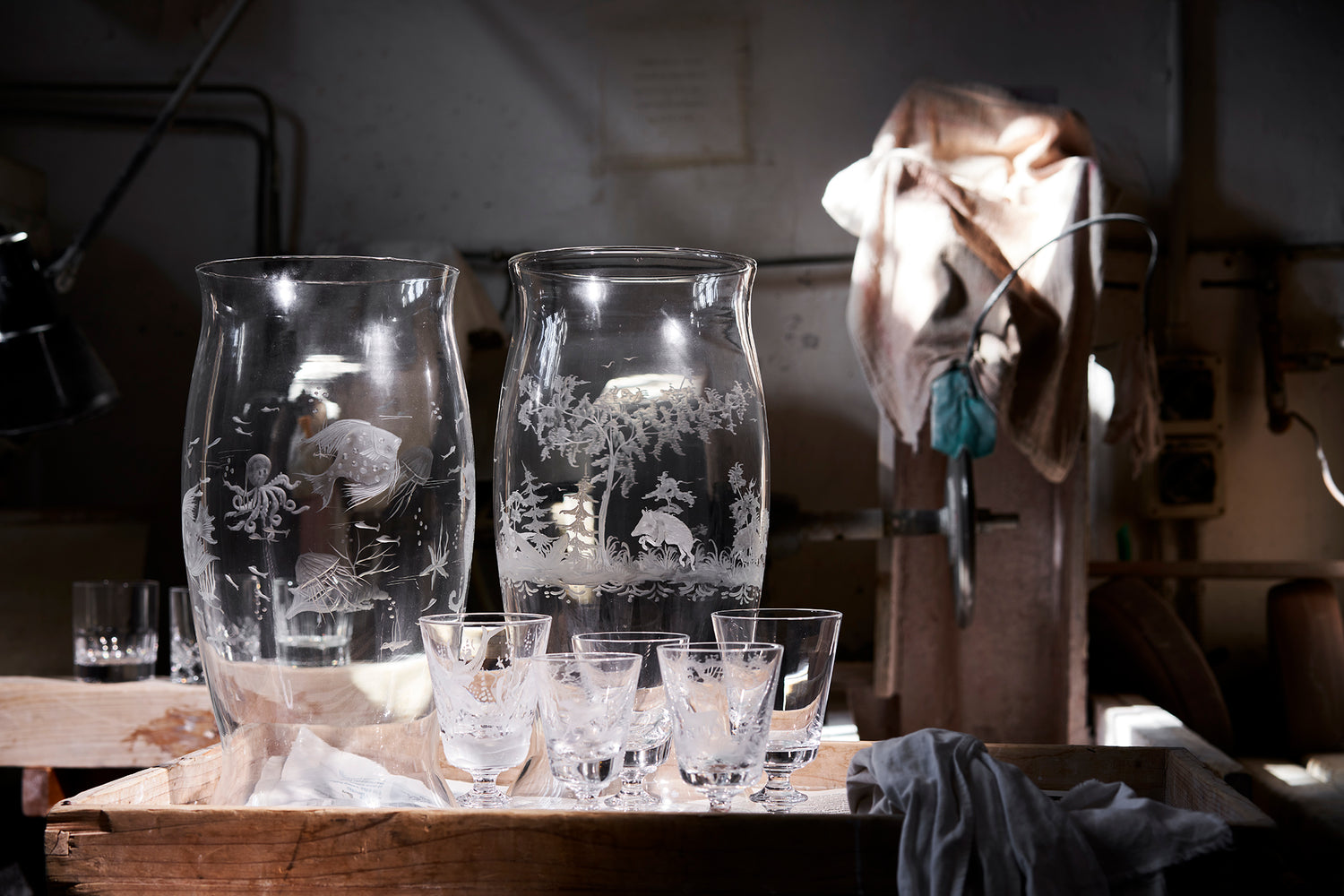 LOCCHI-ARTISAN-GLASS-TABLEAU-PRODUCT-hurricane-glasses-engravings-crystal-bottega-interior