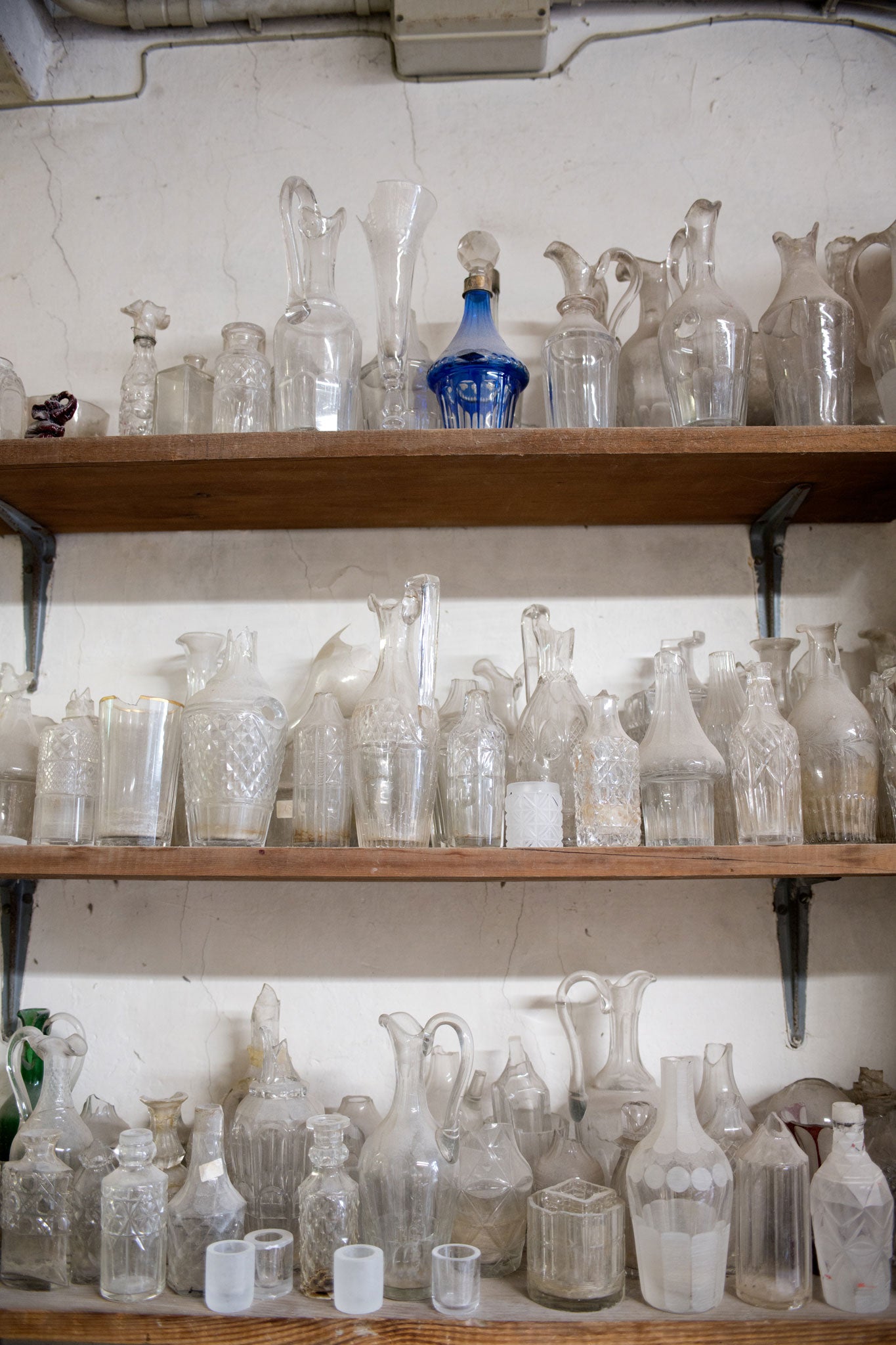 MOLERIA-LOCCHI-ARTISAN-CRYSTAL-GLASS-BOTTEGA-shelves-vases
