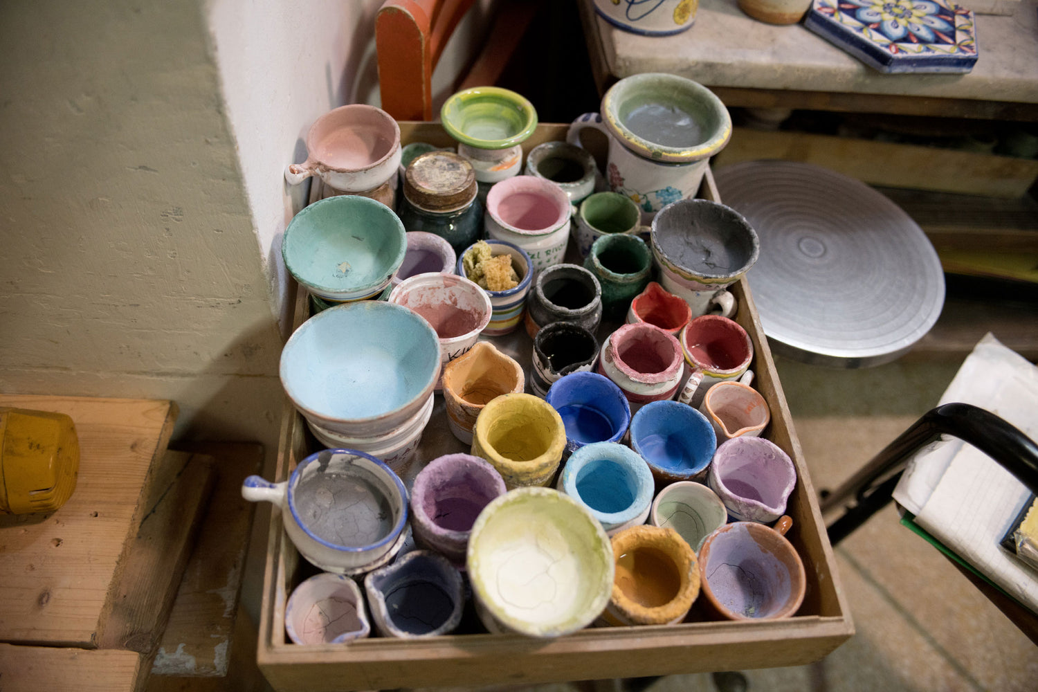 SBIGOLI-ARTISAN-CERAMICS-BOTTEGA-paint-pots-colors-interior