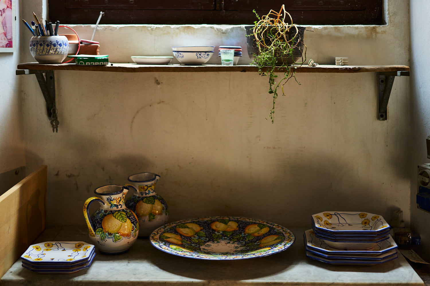 SBIGOLI-ARTISAN-CERAMICS-TABLEAU-PRODUCT-lemon-jugs-plates-margherita-windowsill