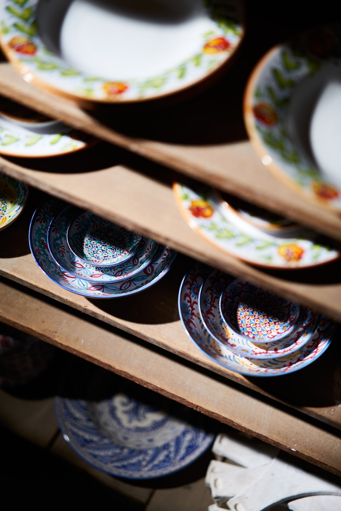 SBIGOLI-ARTISAN-CERAMICS-TABLEAU-PRODUCT-plates-shelves-dining