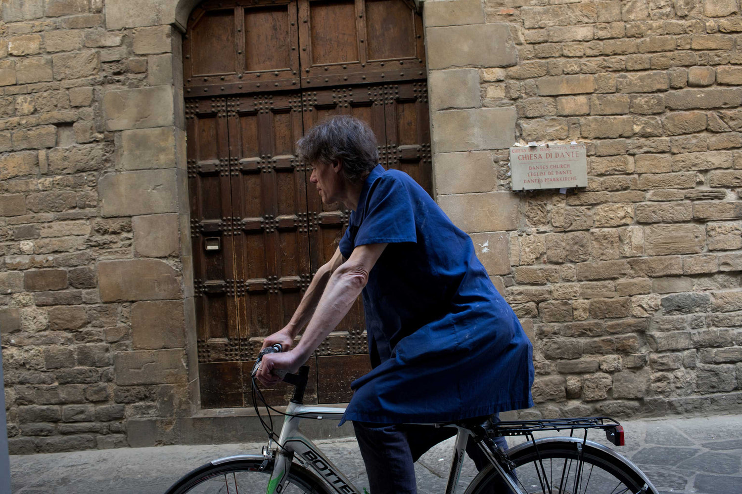 TADDEI-ARTISAN-LEATHER-BOTTEGA-bike-florence-street-portrait-Simone-Dante-church