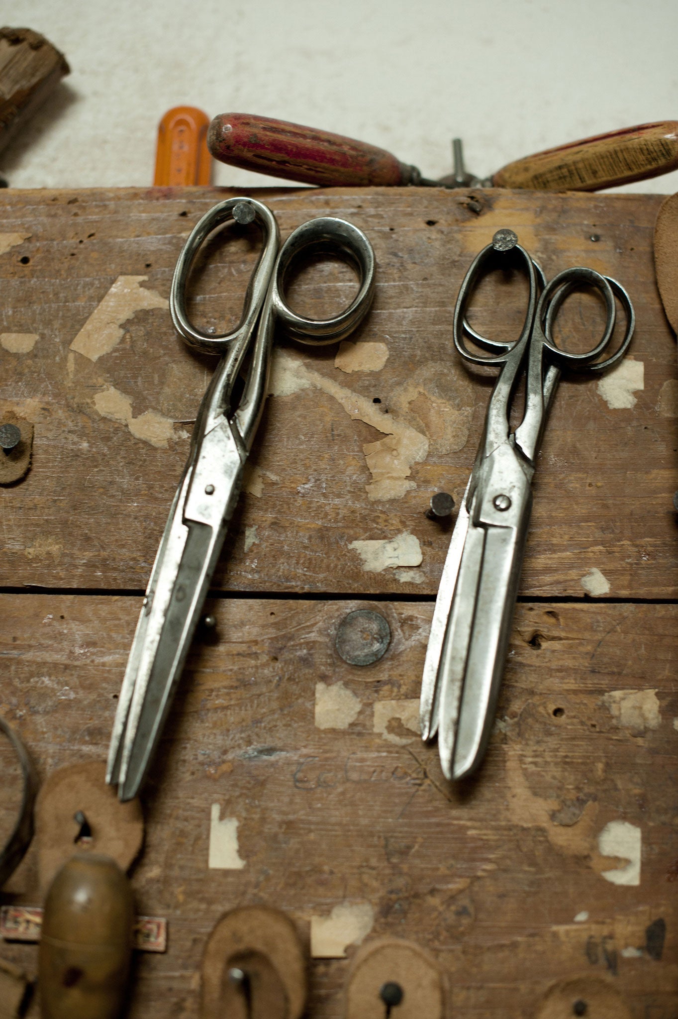 TADDEI-ARTISAN-LEATHER-BOTTEGA-two-scissors