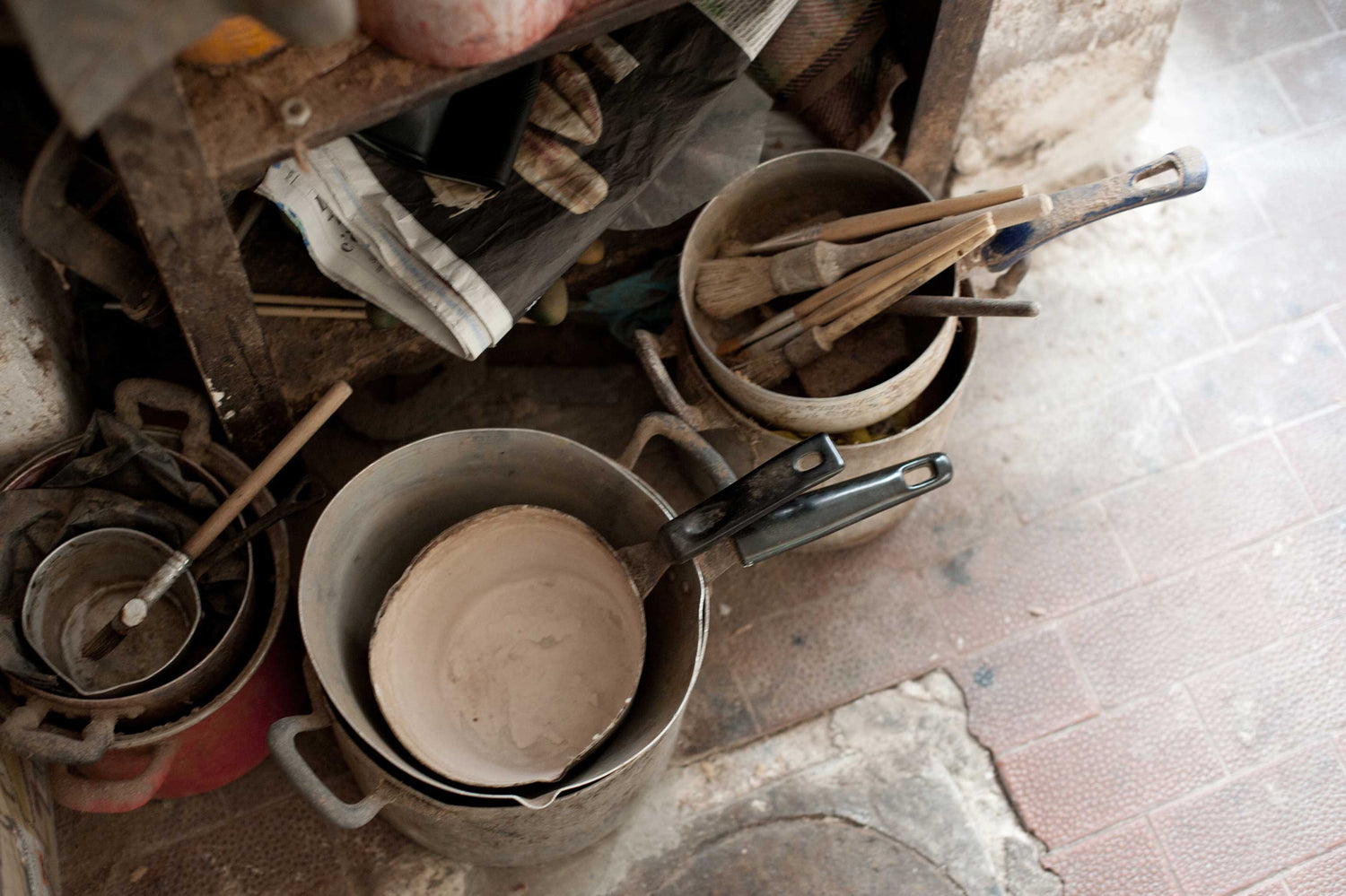 TADDEI-ARTISAN-LEATHER-BOTTEGA-pots-pavement