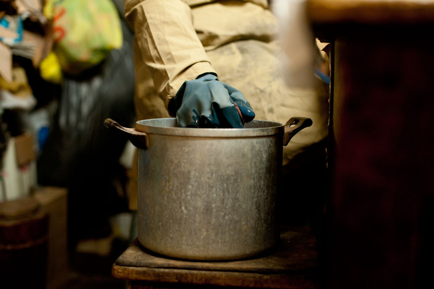 TADDEI-ARTISAN-LEATHER-TOOL-pot-hand-florence-italy