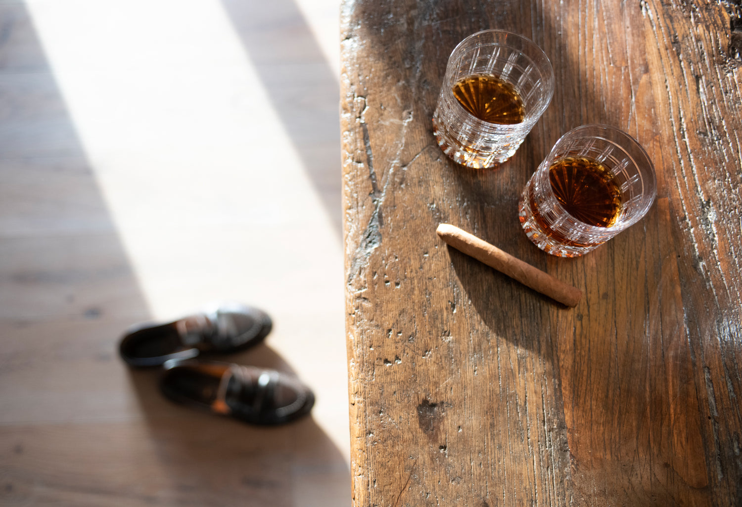 living-italian-dolce-far-niente-two-whiskey-glasses-cigar-table-shoes